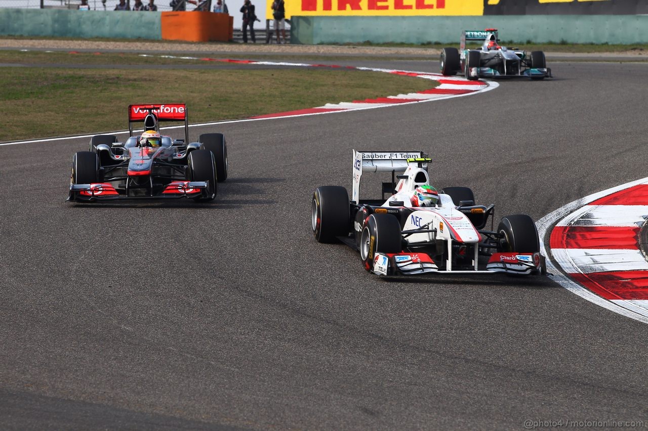 GP CINA, 17.04.2011- Gara, Sergio Pérez (MEX), Sauber F1 Team C30 e Lewis Hamilton (GBR), McLaren Mercedes, MP4-26