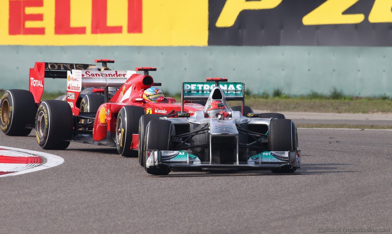 GP CINA, 17.04.2011- Gara, Michael Schumacher (GER), Mercedes GP Petronas F1 Team, MGP W02 e Fernando Alonso (ESP), Ferrari, F-150 Italia