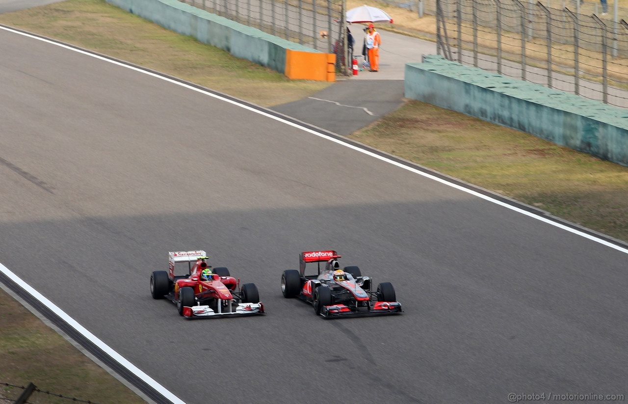 GP CINA, 17.04.2011- Gara, Felipe Massa (BRA), Ferrari, F-150 Italia e Lewis Hamilton (GBR), McLaren Mercedes, MP4-26