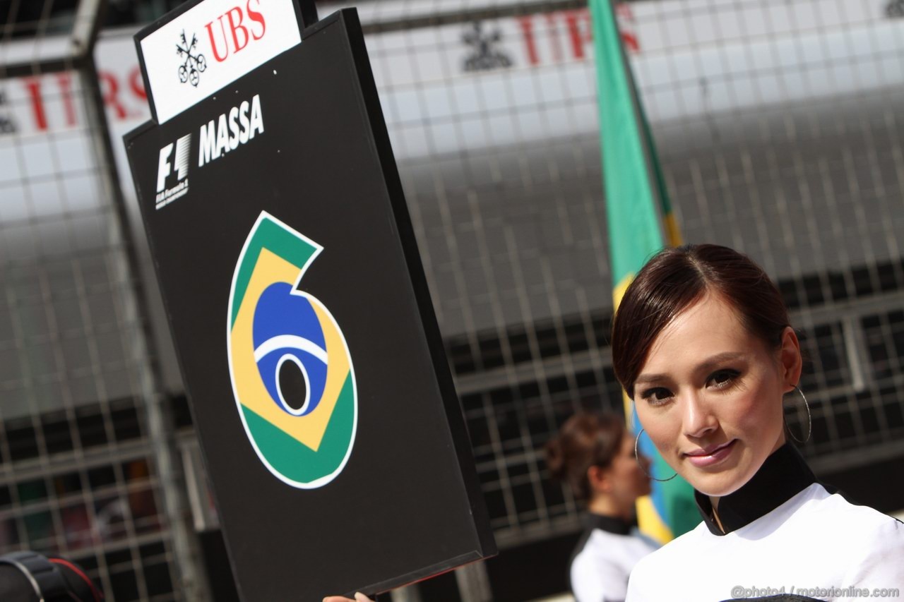 GP CINA, 17.04.2011- Gara, grid girl, pitbabes