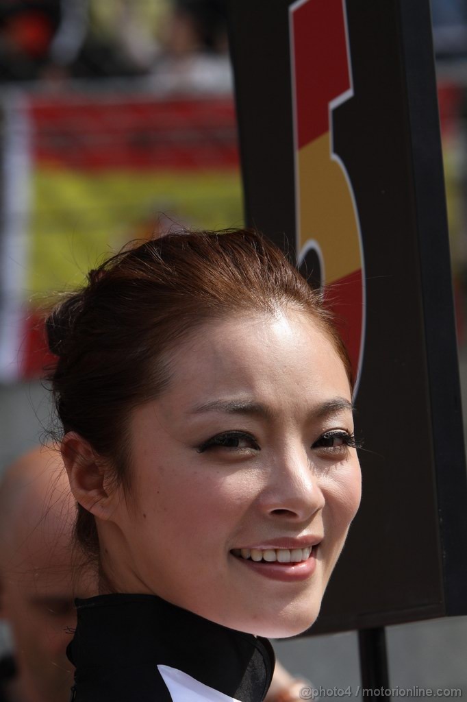 GP CINA, 17.04.2011- Gara, grid girl, pitbabes