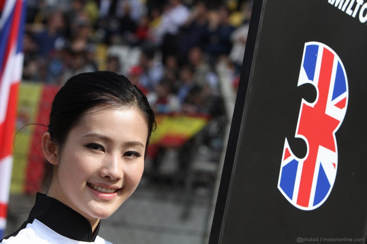 GP CINA, 17.04.2011- Gara, grid girl, pitbabes