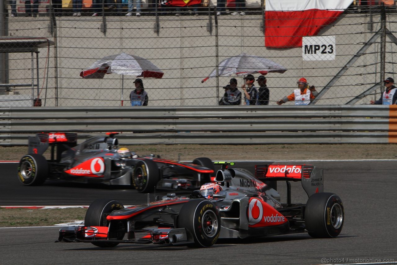 GP CINA, 17.04.2011- Gara, Jenson Button (GBR), McLaren  Mercedes, MP4-26 davanti a Lewis Hamilton (GBR), McLaren  Mercedes, MP4-26 