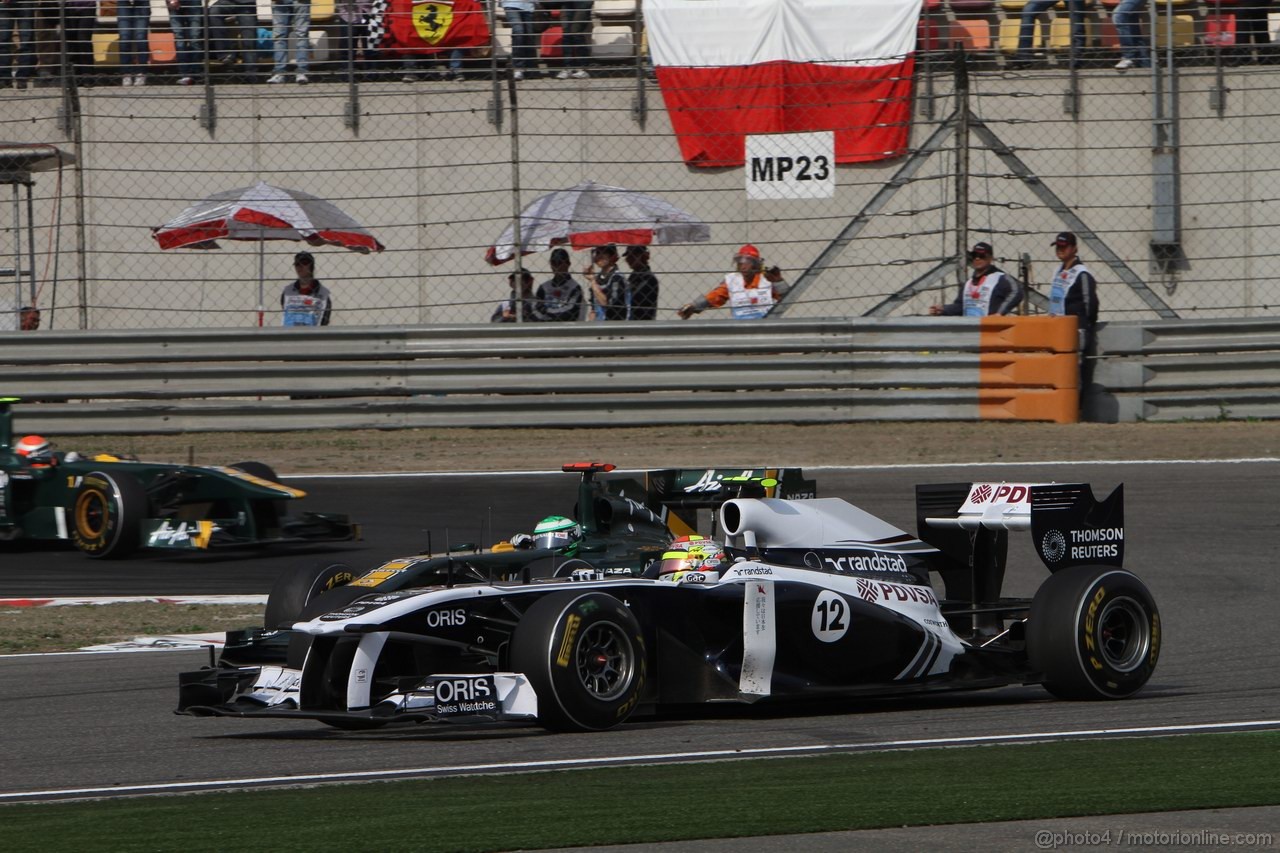 GP CINA, 17.04.2011- Gara, Heikki Kovalainen (FIN), Team Lotus, TL11 e Pastor Maldonado (VEN), Williams FW33 