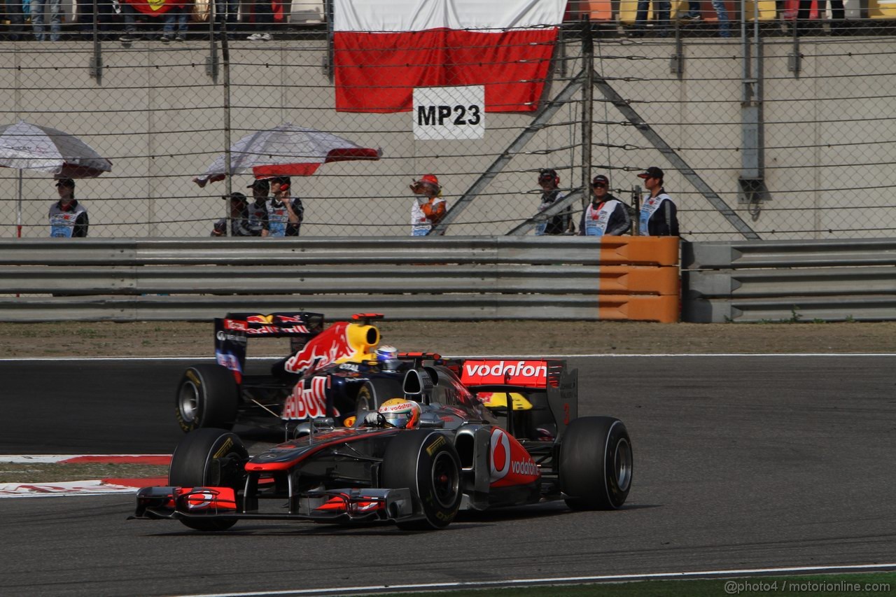 GP CINA, 17.04.2011- Gara, Lewis Hamilton (GBR), McLaren Mercedes, MP4-26 davanti a Sebastian Vettel (GER), Red Bull Racing, RB7