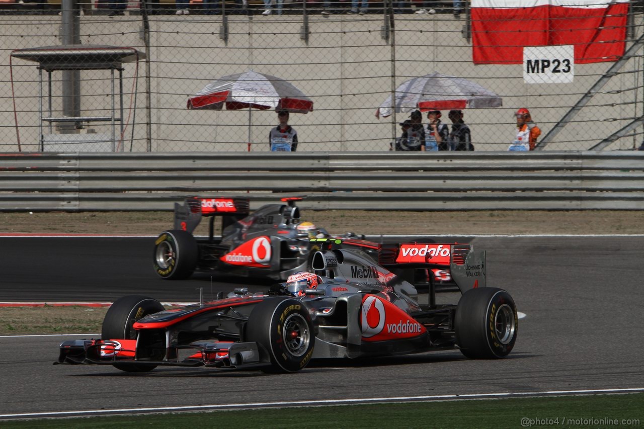 GP CINA, 17.04.2011- Gara, Jenson Button (GBR), McLaren Mercedes, MP4-26 e Lewis Hamilton (GBR), McLaren Mercedes, MP4-26