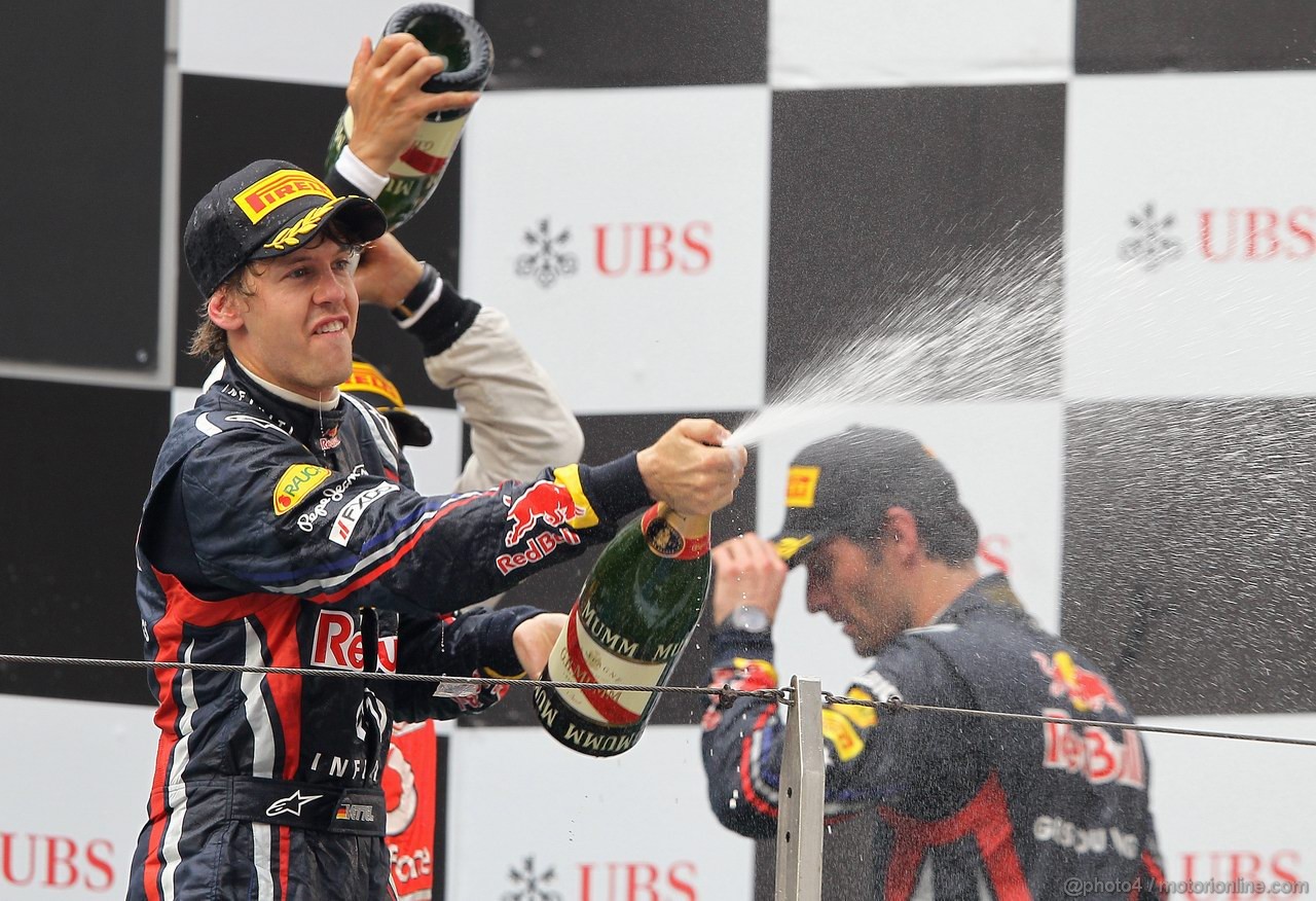 GP CINA, 17.04.2011- Gara, Lewis Hamilton (GBR), McLaren  Mercedes, MP4-26 vincitore, Sebastian Vettel (GER), Red Bull Racing, RB7 secondo e Mark Webber (AUS), Red Bull Racing, RB7 terzo 