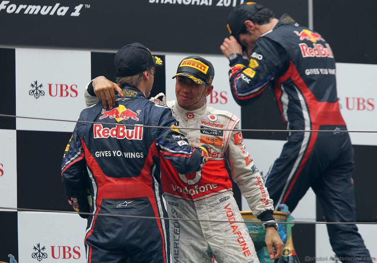 GP CINA, 17.04.2011- Gara, Lewis Hamilton (GBR), McLaren Mercedes, MP4-26 vincitore, Sebastian Vettel (GER), Red Bull Racing, RB7 secondo ans Mark Webber (AUS), Red Bull Racing, RB7 terzo
