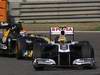 GP CINA, 17.04.2011- Gara, Pastor Maldonado (VEN), Williams FW33 davanti a Jarno Trulli (ITA), Team Lotus, TL11