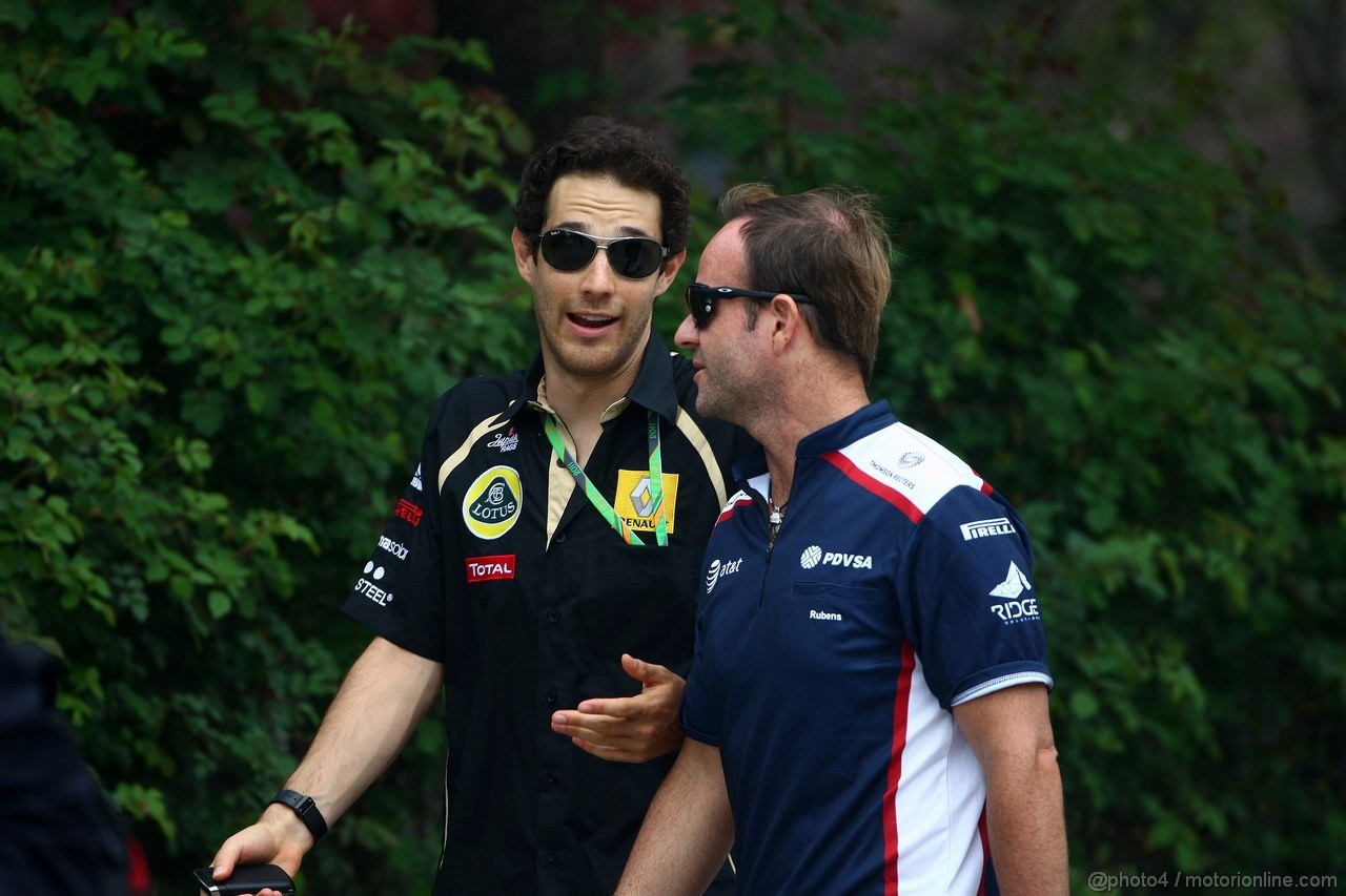 GP CINA, 14.04.2011- Bruno Senna (BRA), Test Driver, Lotus Renault GP R31 e Rubens Barrichello (BRA), Williams FW33 