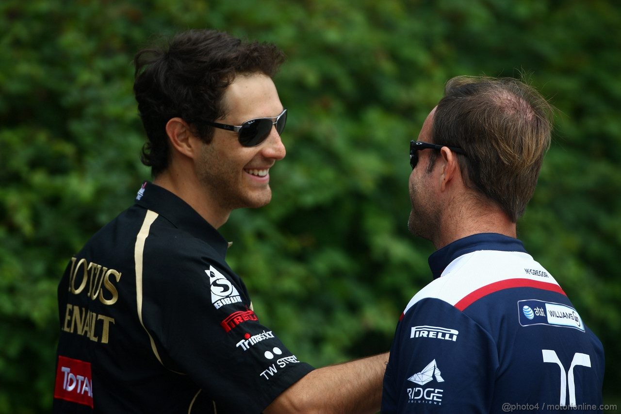GP CINA, 14.04.2011- Bruno Senna (BRA), Test Driver, Lotus Renault GP R31 e Rubens Barrichello (BRA), Williams FW33 