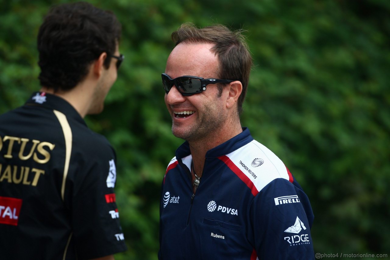 GP CINA, 14.04.2011- Rubens Barrichello (BRA), Williams FW33 e Bruno Senna (BRA), Test Driver, Lotus Renault GP R31 