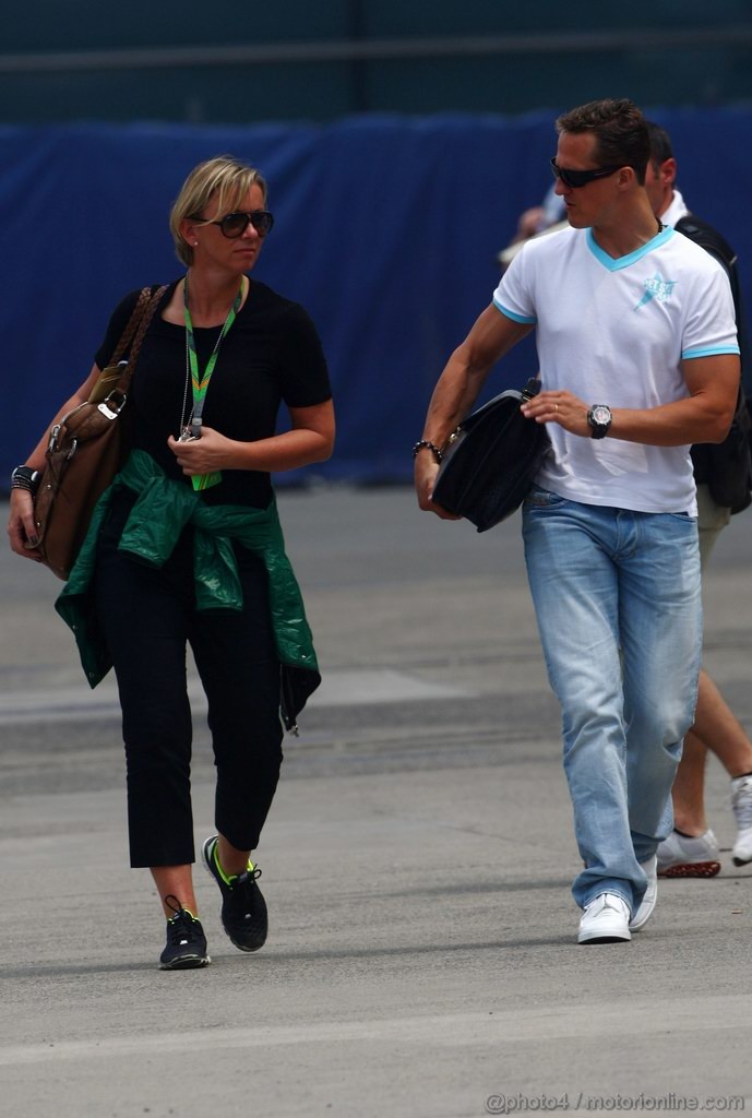 GP CINA, 14.04.2011- Sabine Kehm (GER), Michael Schumacher's press officer e Michael Schumacher (GER), Mercedes GP Petronas F1 Team, MGP W02 