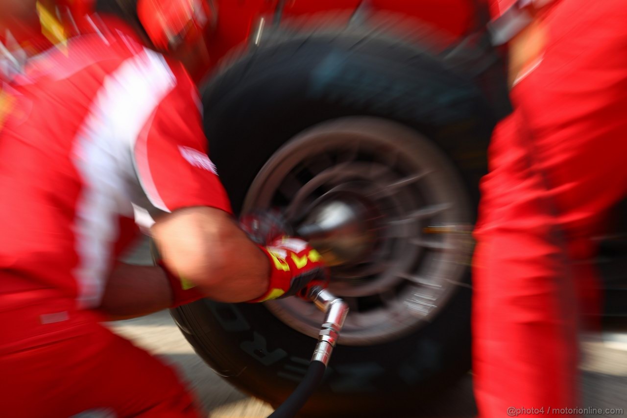 GP CINA, 14.04.2011- Mechanics Ferrari  