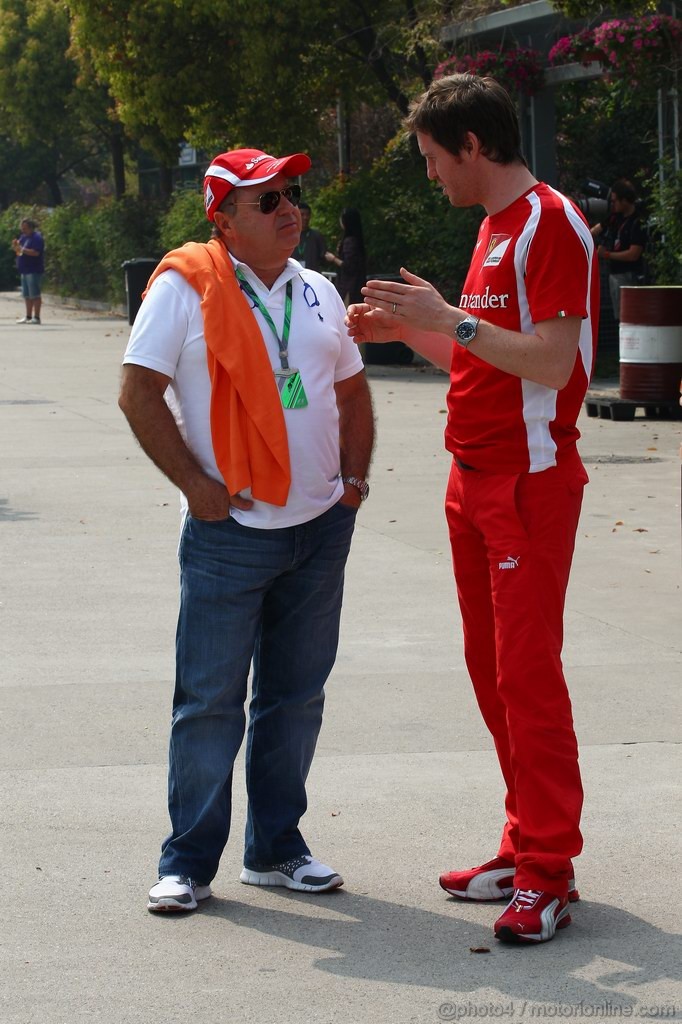 GP CINA, 14.04.2011- Luis Antonio Massa (BRA), father of Felipe Massa (BRA) e Rob Smedley, (GBR), Ferrari, Track Engineer of Felipe Massa (BRA) 