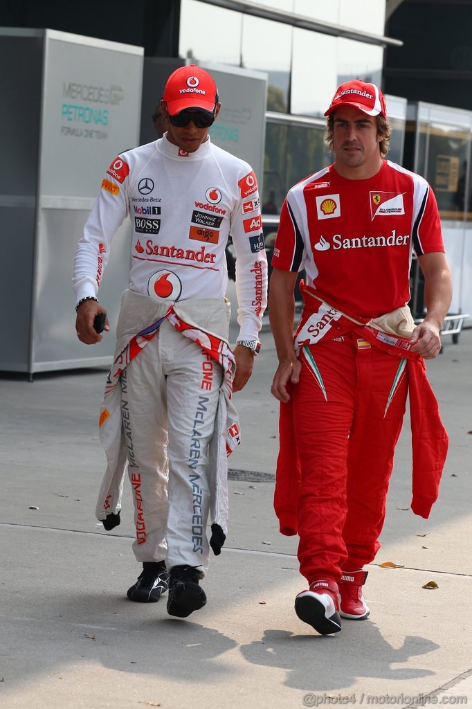 GP CINA, 14.04.2011- Lewis Hamilton (GBR), McLaren  Mercedes, MP4-26 e Fernando Alonso (ESP), Ferrari, F-150 Italia 
