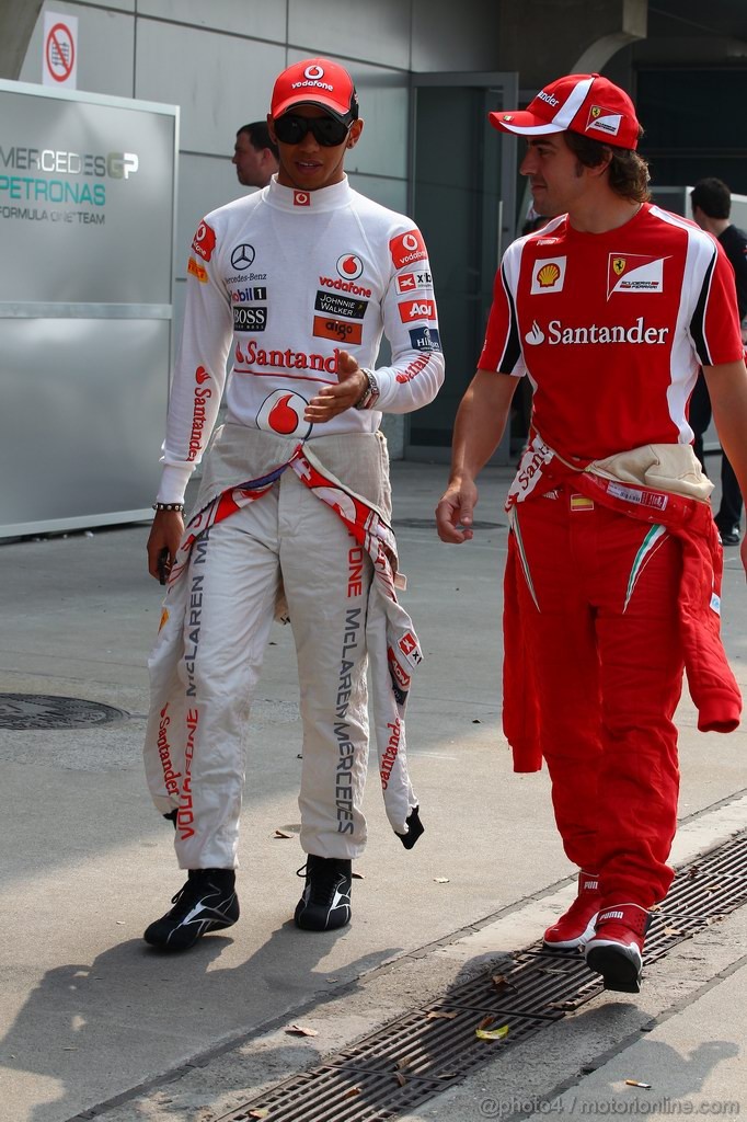 GP CINA, 14.04.2011- Lewis Hamilton (GBR), McLaren  Mercedes, MP4-26 e Fernando Alonso (ESP), Ferrari, F-150 Italia 