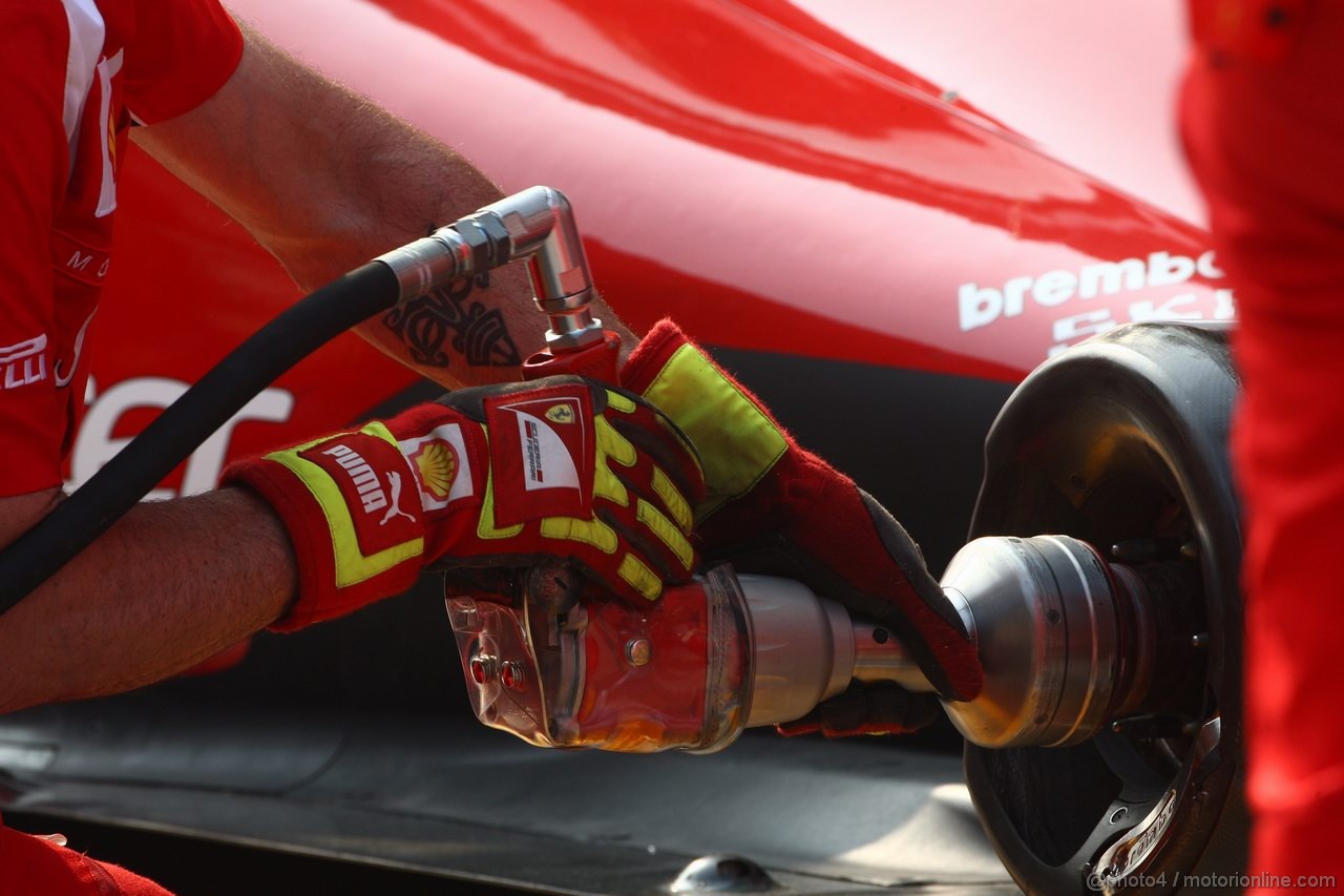 GP CINA, 14.04.2011- Mechanics Ferrari  