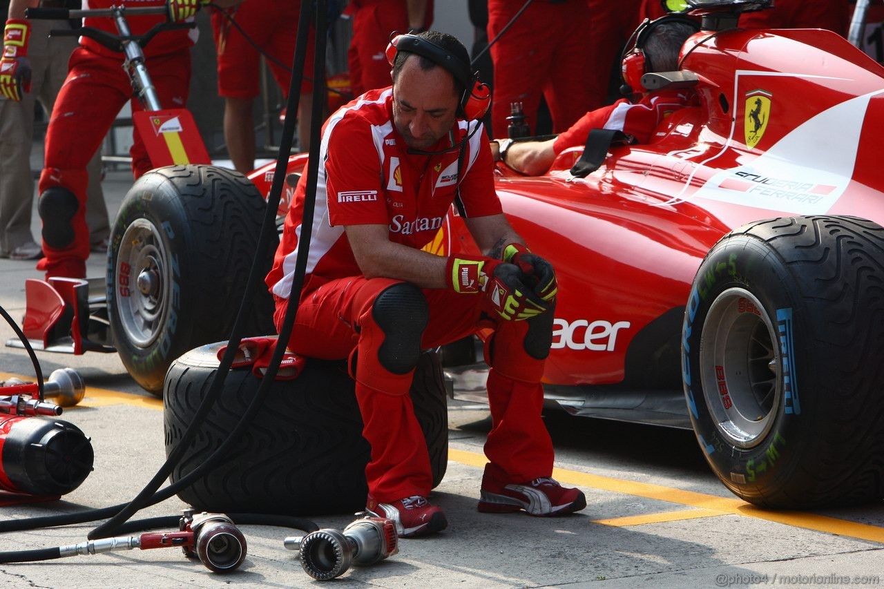 GP CINA, 14.04.2011- Mechanics Ferrari  