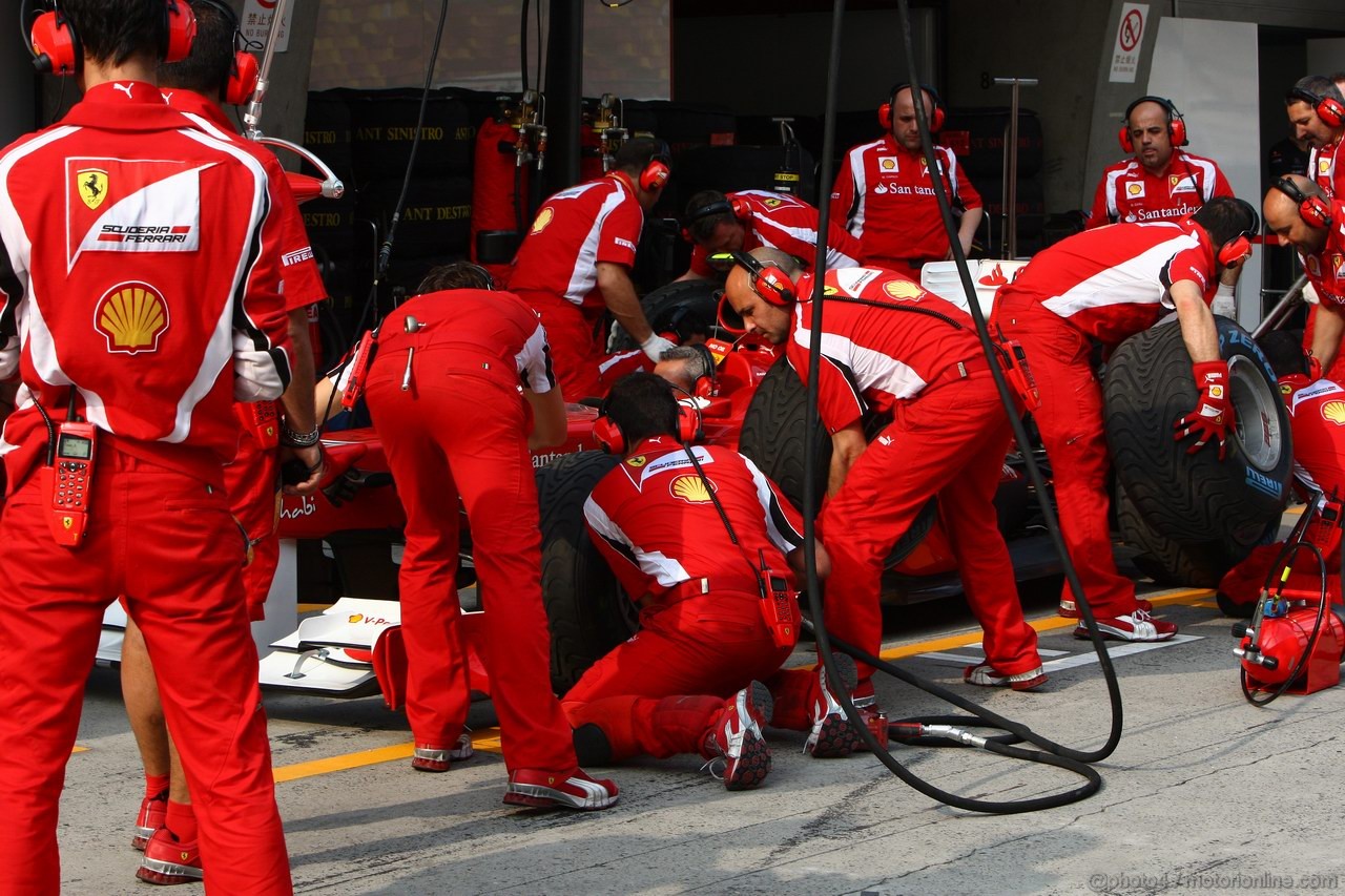 GP CINA, 14.04.2011- Mechanics Ferrari  