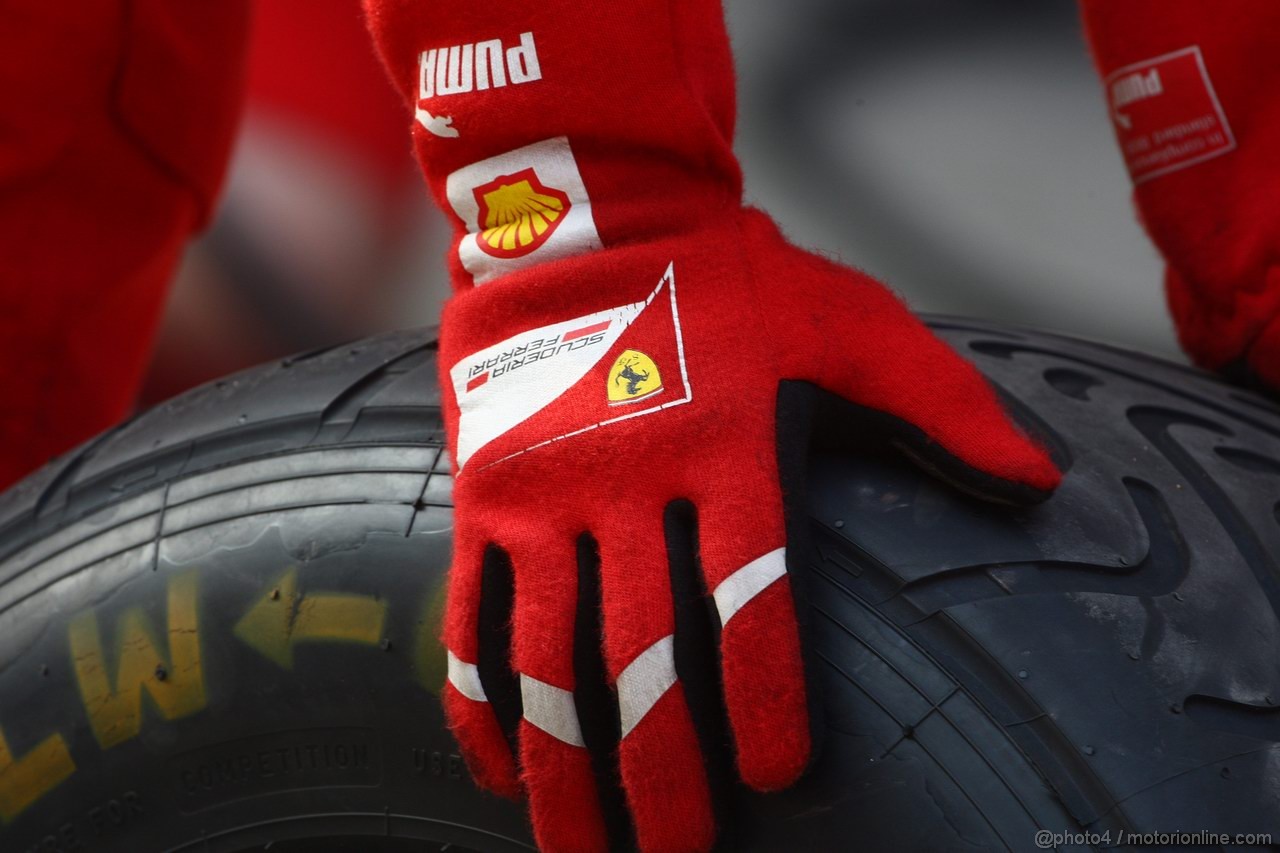 GP CINA, 14.04.2011- Mechanics Ferrari  