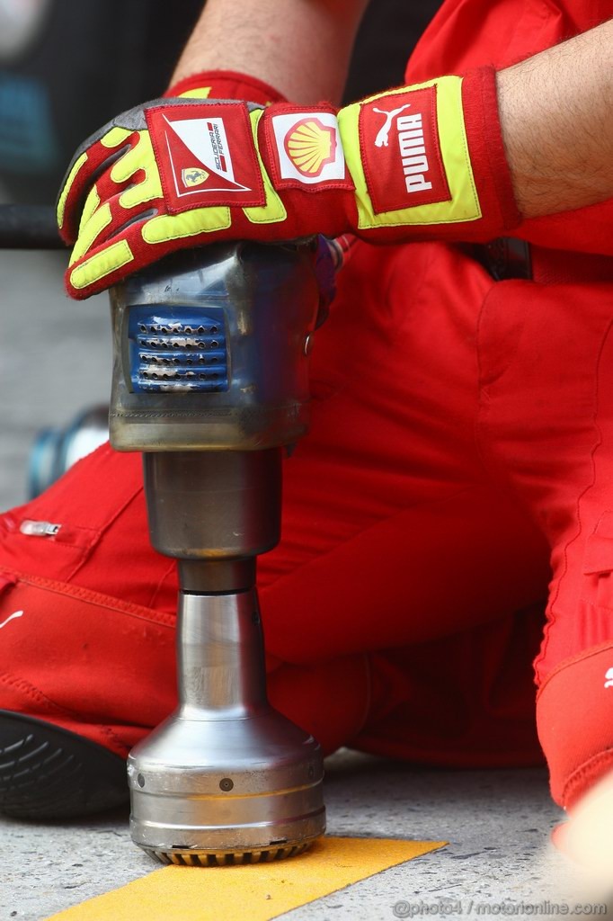 GP CINA, 14.04.2011- Mechanics Ferrari  
