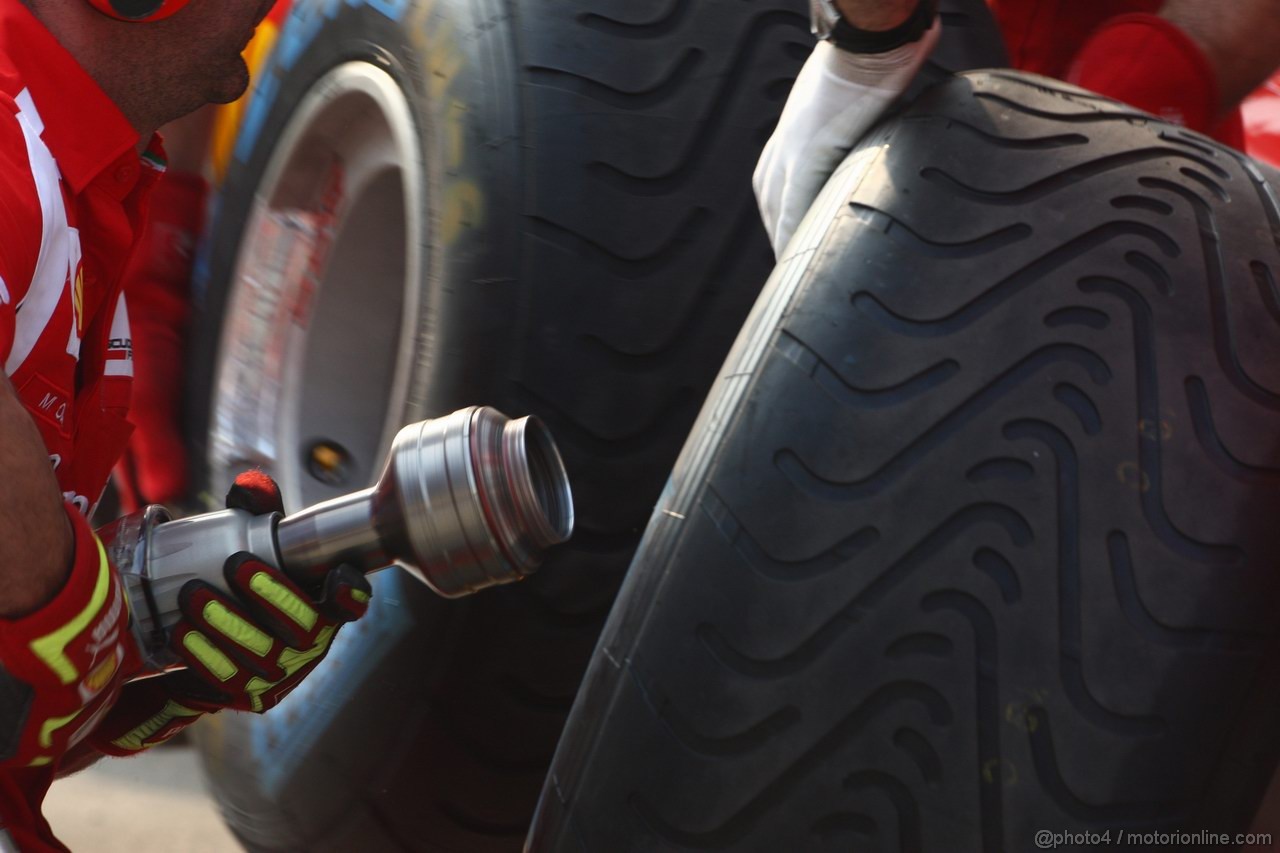 GP CINA, 14.04.2011- Mechanics Ferrari  
