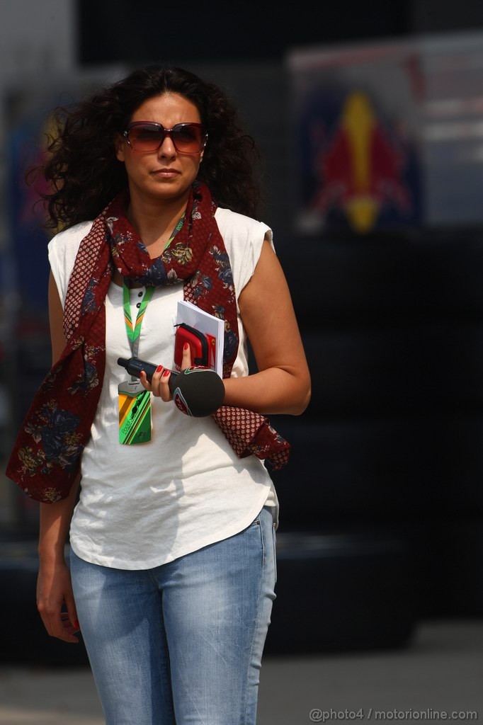 GP CINA, 14.04.2011- Ragazza in the paddock 