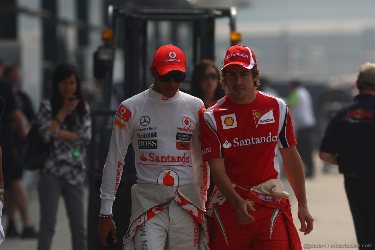 GP CINA, 14.04.2011- Lewis Hamilton (GBR), McLaren  Mercedes, MP4-26 e Fernando Alonso (ESP), Ferrari, F-150 Italia 