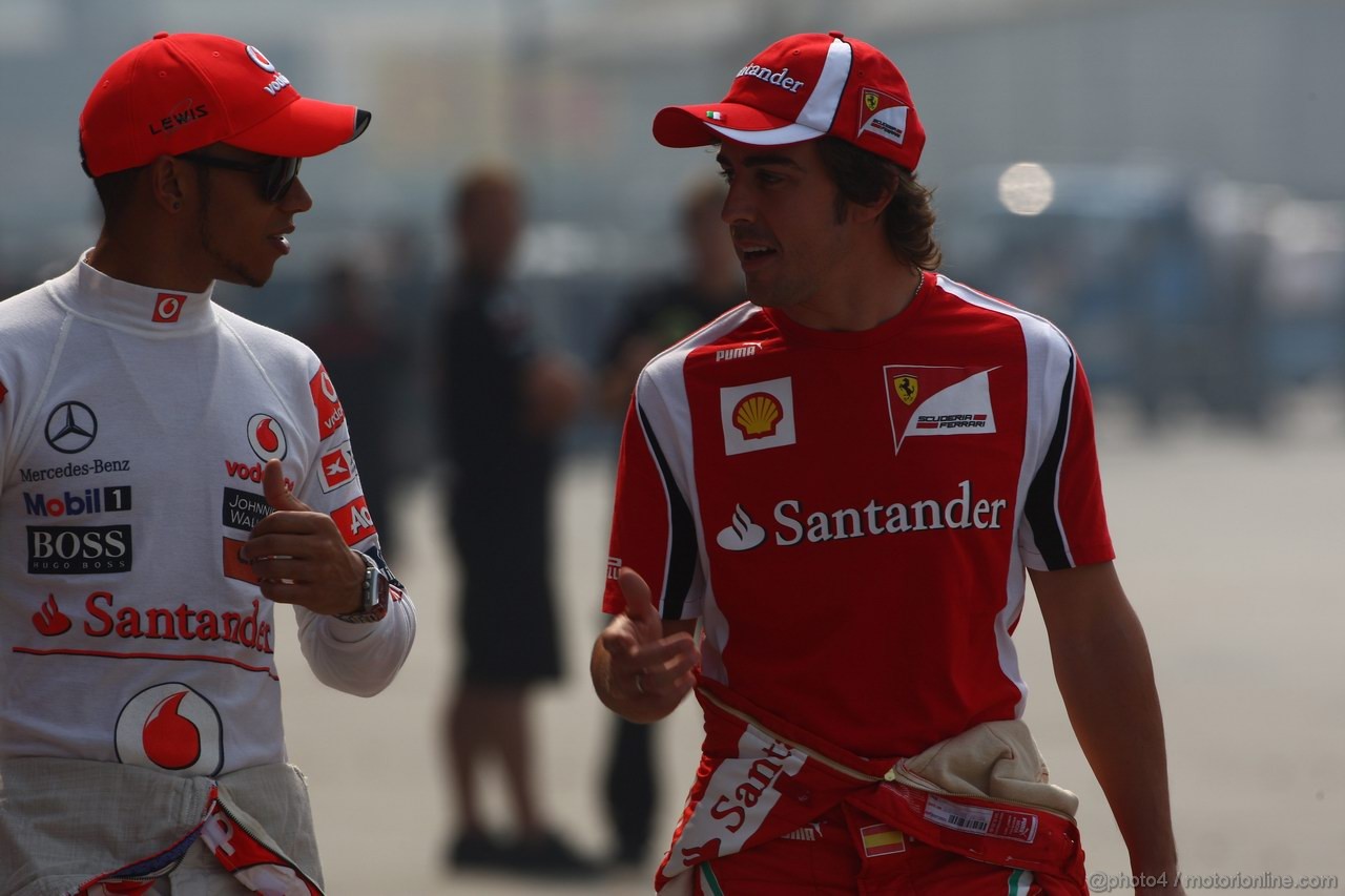 GP CINA, 14.04.2011- Lewis Hamilton (GBR), McLaren  Mercedes, MP4-26 e Fernando Alonso (ESP), Ferrari, F-150 Italia 