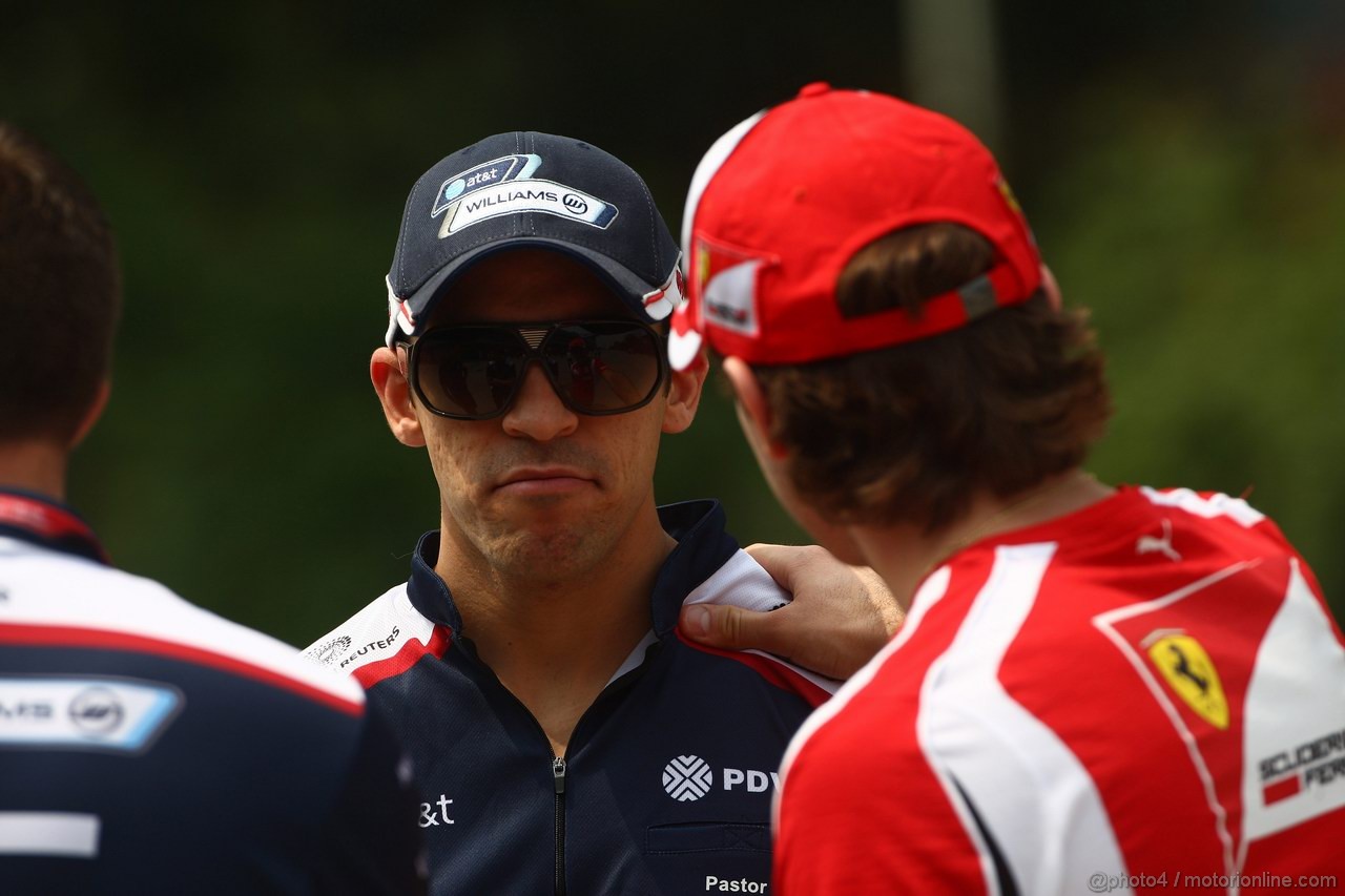 GP CINA, 14.04.2011- Pastor Maldonado (VEN), Williams FW33 e Jules Bianchi (FRA), Test Driver, Ferrari   