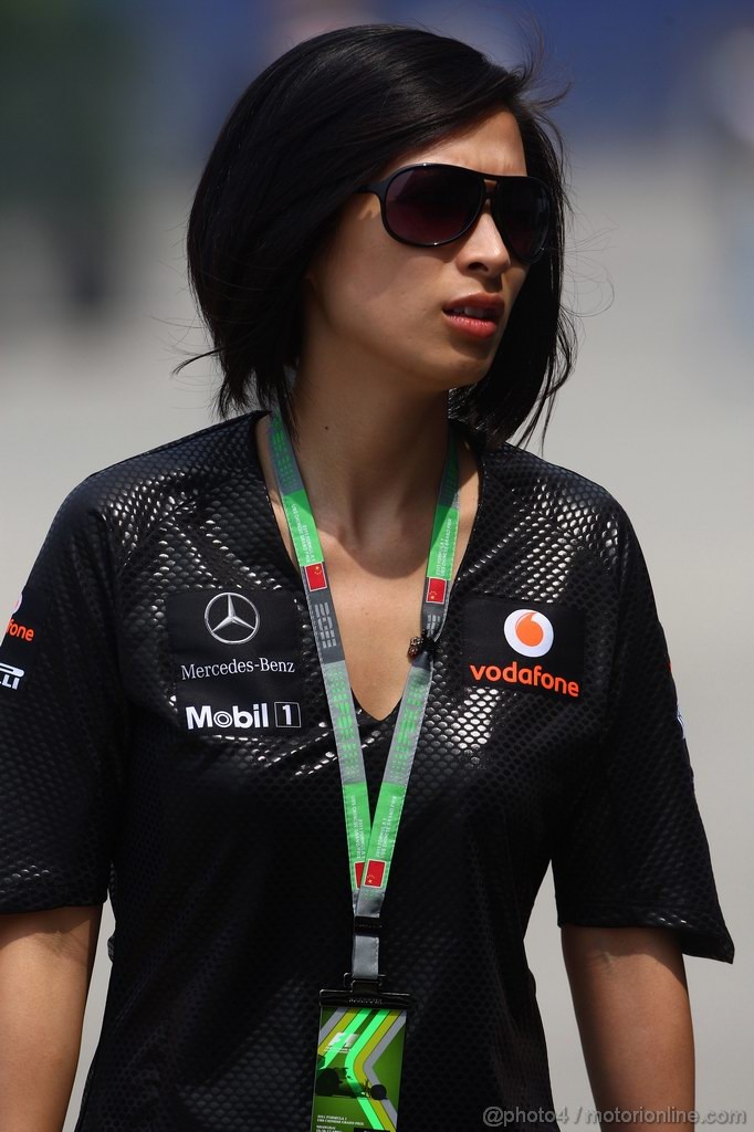 GP CINA, 14.04.2011- Ragazza in the paddock 