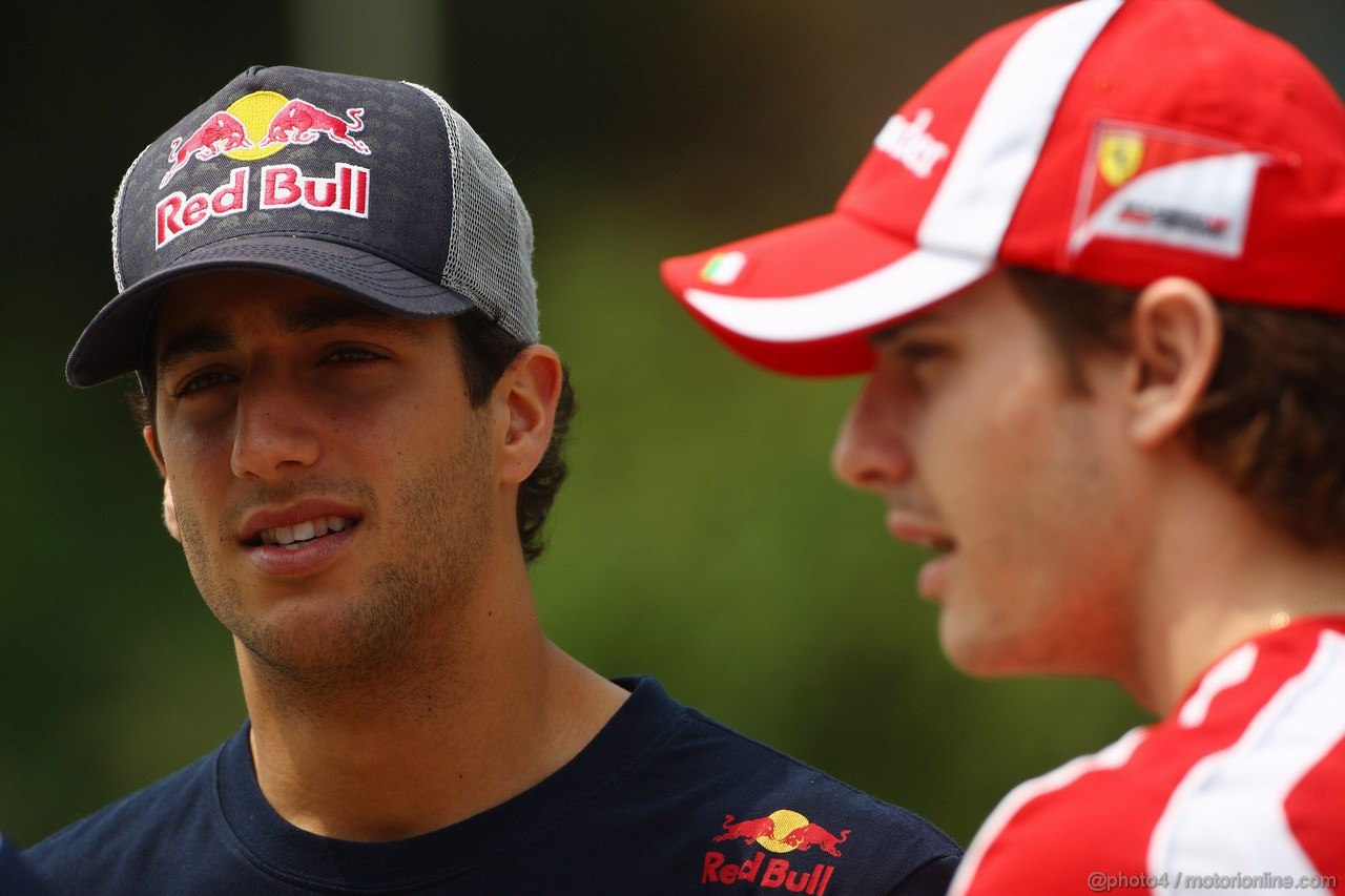 GP CINA, 14.04.2011- Daniel Ricciardo (AUS), Test Driver Scuderia Toro Rosso, STR6 e Jules Bianchi (FRA), Test Driver, Ferrari   