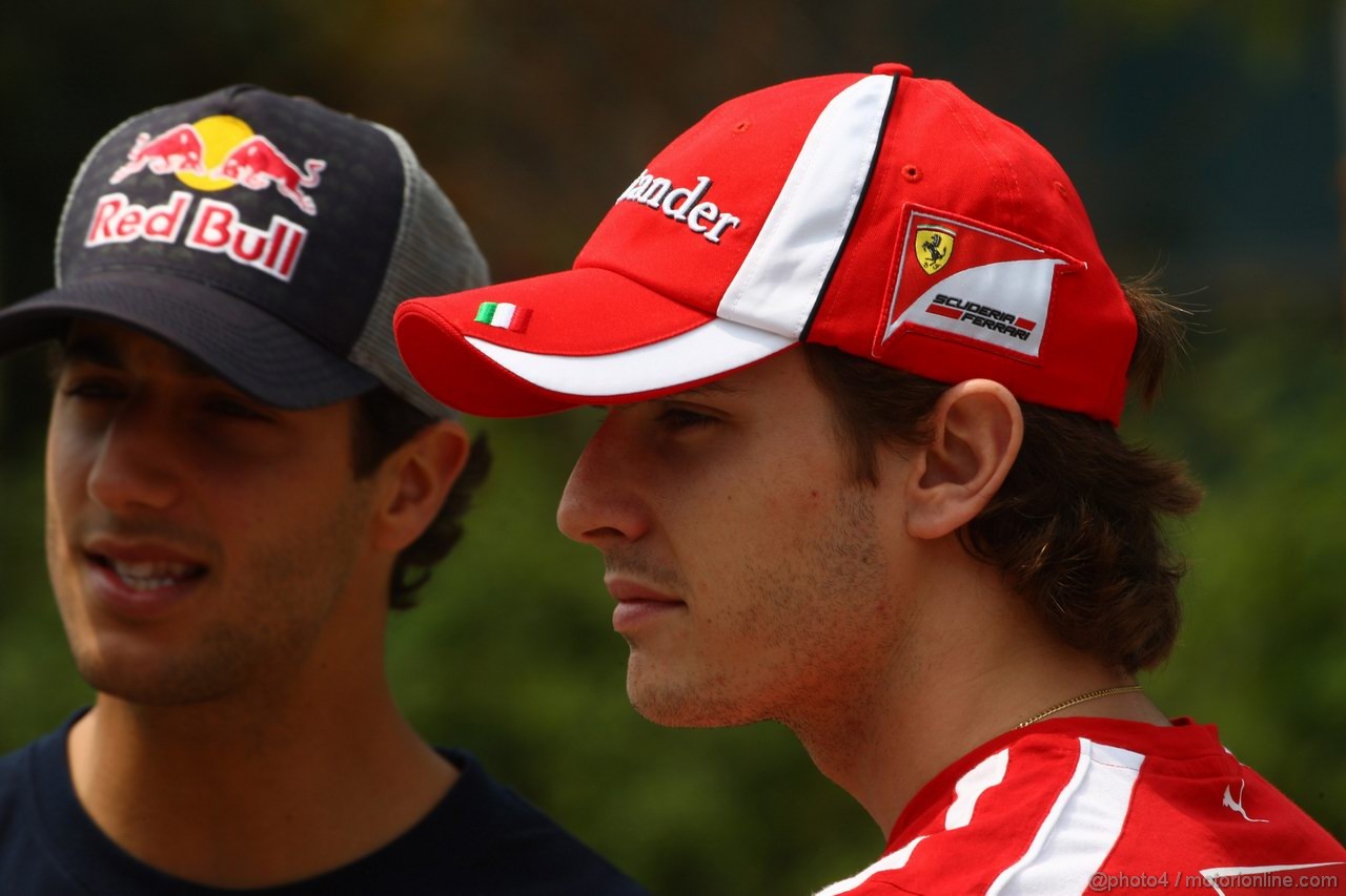 GP CINA, 14.04.2011- Daniel Ricciardo (AUS), Test Driver Scuderia Toro Rosso, STR6 e Jules Bianchi (FRA), Test Driver, Ferrari   
