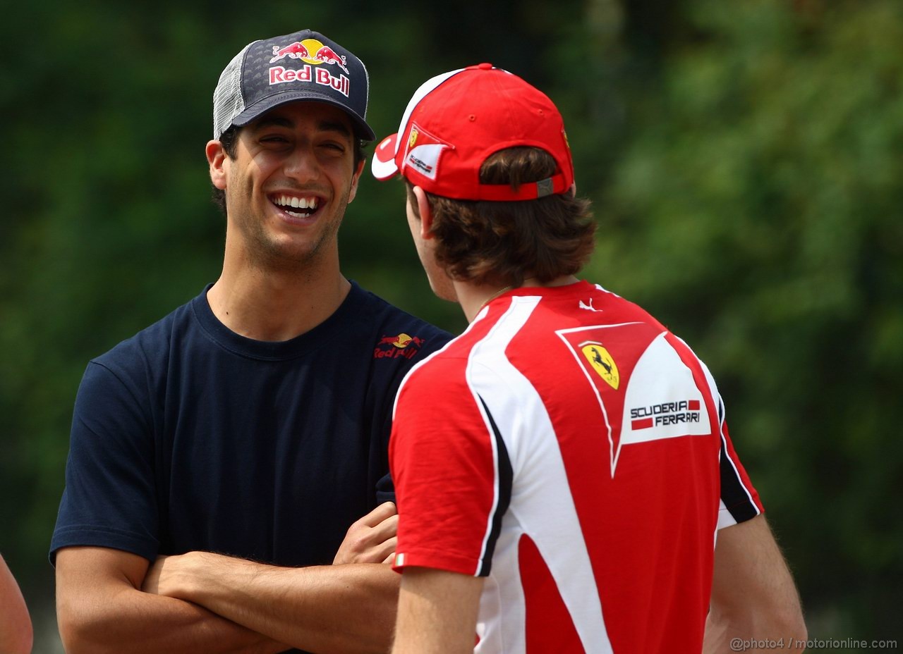 GP CINA, 14.04.2011- Daniel Ricciardo (AUS), Test Driver Scuderia Toro Rosso, STR6 e Jules Bianchi (FRA), Test Driver, Ferrari   