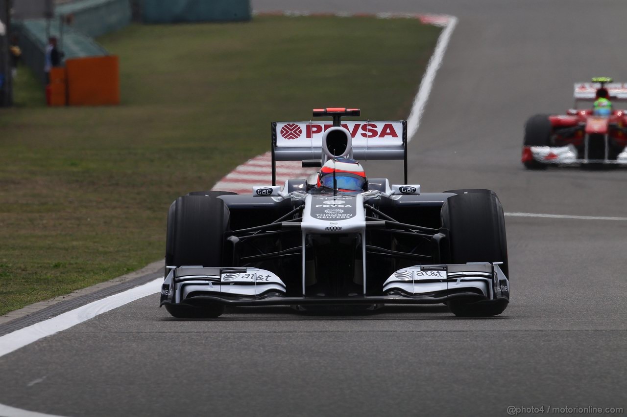 GP CINA, 16.04.2011- Saturday, Rubens Barrichello (BRA), Williams FW33 davanti a Felipe Massa (BRA), Ferrari, F-150 Italia 
