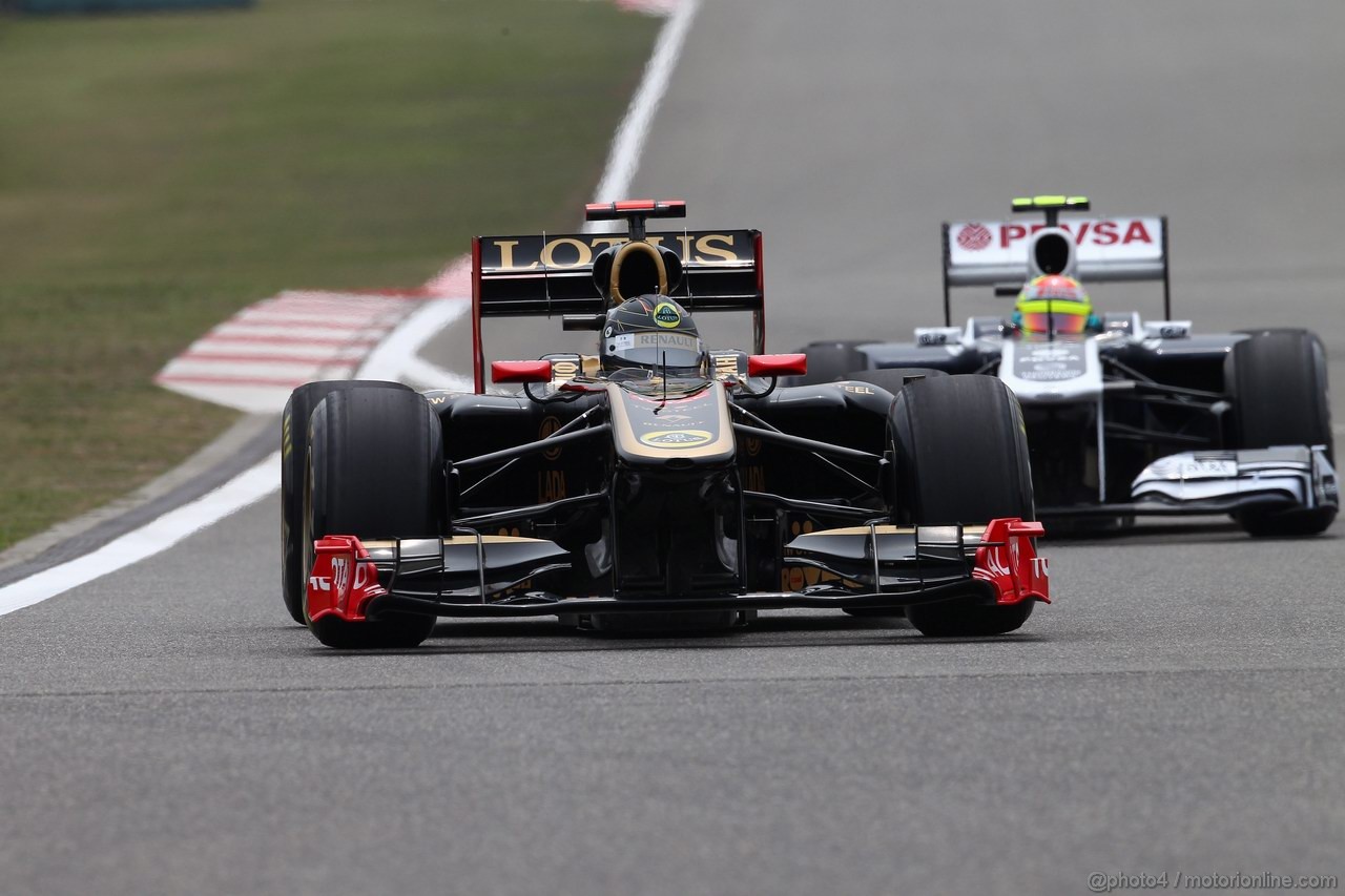 GP CINA, 16.04.2011- Saturday, Nick Heidfeld (GER) Lotus Renault GP R31  e Pastor Maldonado (VEN), Williams FW33 