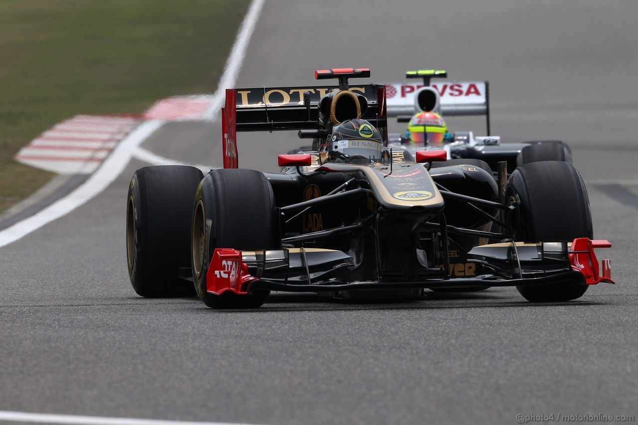 GP CINA, 16.04.2011- Saturday, Nick Heidfeld (GER) Lotus Renault GP R31 e Pastor Maldonado (VEN), Williams FW33 