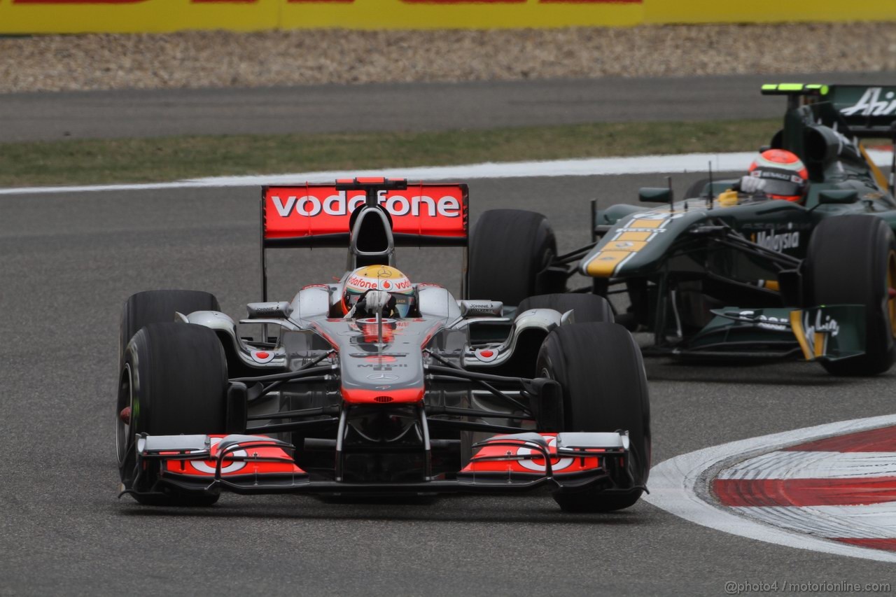 GP CINA, 16.04.2011- Saturday, Lewis Hamilton (GBR), McLaren  Mercedes, MP4-26 davanti a Jarno Trulli (ITA), Team Lotus, TL11 