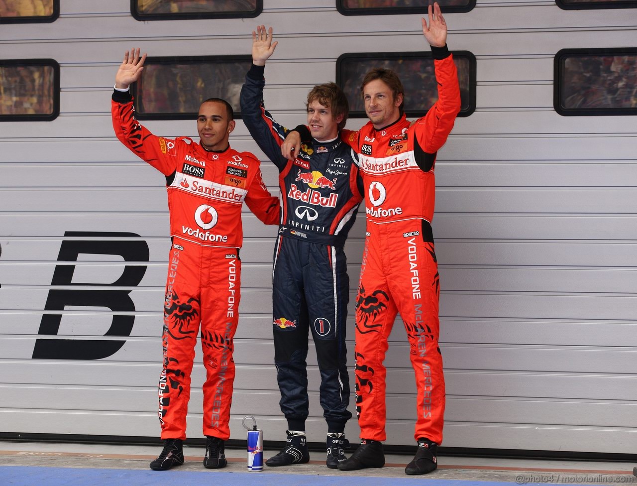 GP CINA, 16.04.2011- Qualifiche, Sebastian Vettel (GER), Red Bull Racing, RB7 pole position, Jenson Button (GBR), McLaren Mercedes, MP4-26 secondo e Lewis Hamilton (GBR), McLaren Mercedes, MP4-26 terzo