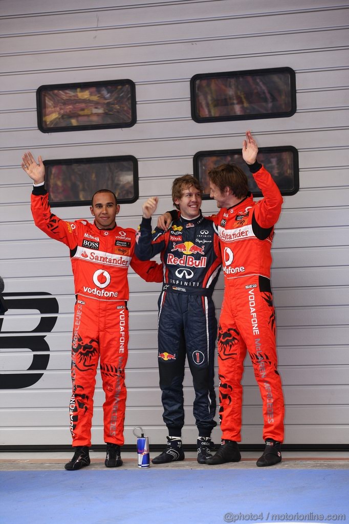 GP CINA, 16.04.2011- Qualifiche, Sebastian Vettel (GER), Red Bull Racing, RB7 pole position, Jenson Button (GBR), McLaren  Mercedes, MP4-26 secondo e Lewis Hamilton (GBR), McLaren  Mercedes, MP4-26 terzo 