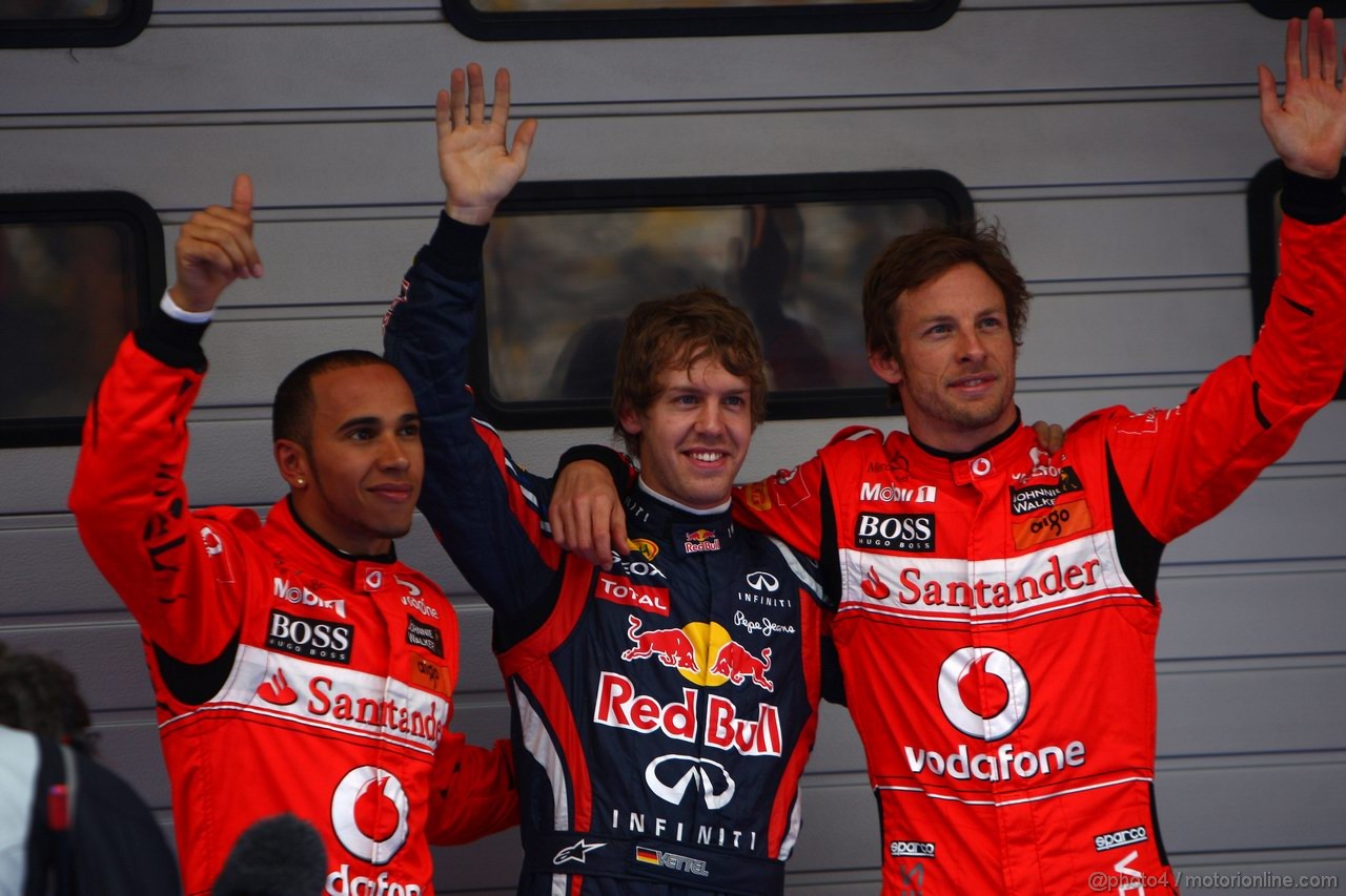 GP CINA, 16.04.2011- Qualifiche, Sebastian Vettel (GER), Red Bull Racing, RB7 pole position, Jenson Button (GBR), McLaren Mercedes, MP4-26 secondo e Lewis Hamilton (GBR), McLaren Mercedes, MP4-26 terzo