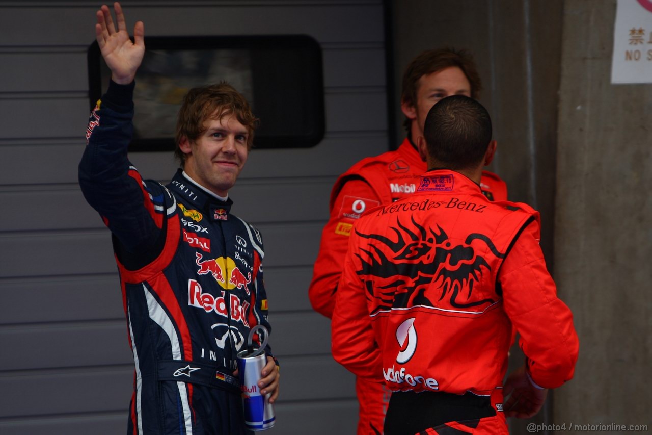 GP CINA, 16.04.2011- Qualifiche, Sebastian Vettel (GER), Red Bull Racing, RB7 pole position, Jenson Button (GBR), McLaren  Mercedes, MP4-26 secondo e Lewis Hamilton (GBR), McLaren  Mercedes, MP4-26 terzo 