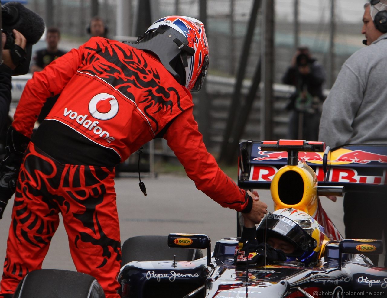GP CINA, 16.04.2011- Qualifiche, Jenson Button (GBR), McLaren  Mercedes, MP4-26 secondo e Sebastian Vettel (GER), Red Bull Racing, RB7 pole position 