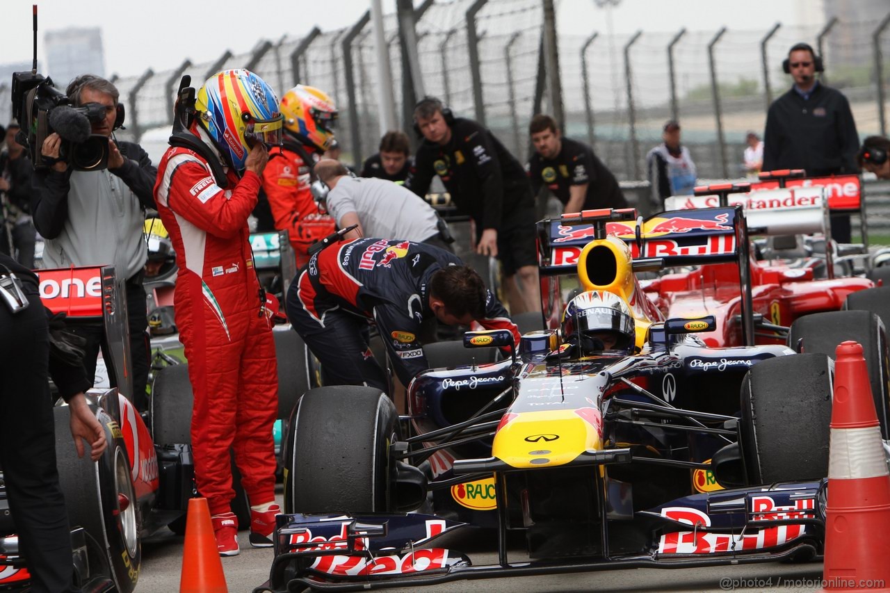 GP CINA, 16.04.2011- Qualifiche, Fernando Alonso (ESP), Ferrari, F-150 Italia e Sebastian Vettel (GER), Red Bull Racing, RB7 
