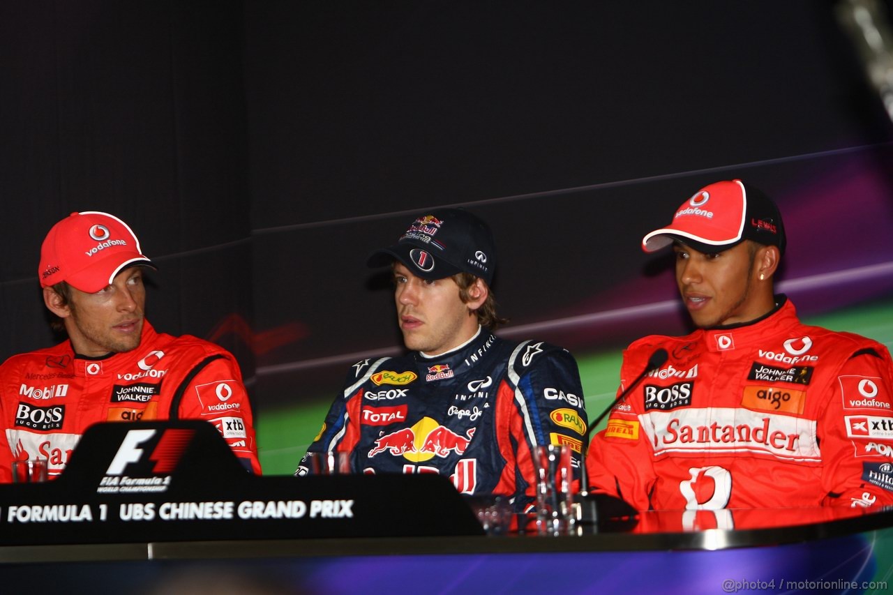 GP CINA, 16.04.2011- Qualifiche, Conferenza Stampa, Sebastian Vettel (GER), Red Bull Racing, RB7 pole position, Jenson Button (GBR), McLaren Mercedes, MP4-26 secondo e Lewis Hamilton (GBR), McLaren Mercedes, MP4-26 terzo
