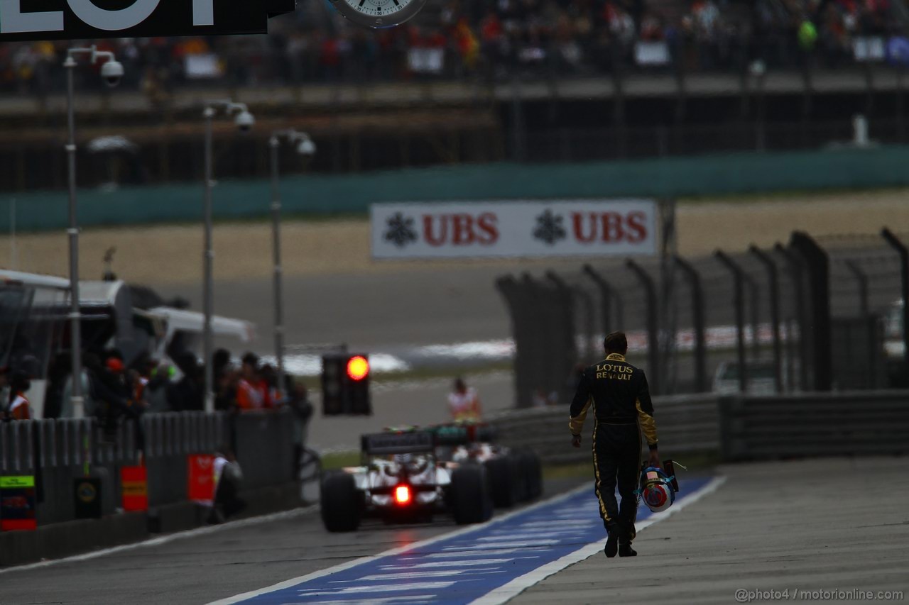 GP CINA, 16.04.2011- Qualifiche, Vitaly Petrov (RUS), Lotus Renault GP, R31 coming to the Pit lane