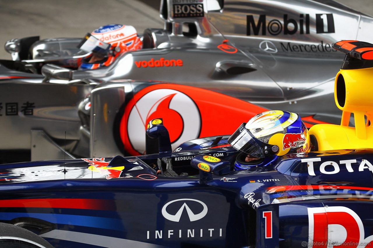GP CINA, 16.04.2011- Qualifiche, Sebastian Vettel (GER), Red Bull Racing, RB7 pole position e Jenson Button (GBR), McLaren  Mercedes, MP4-26 secondo 