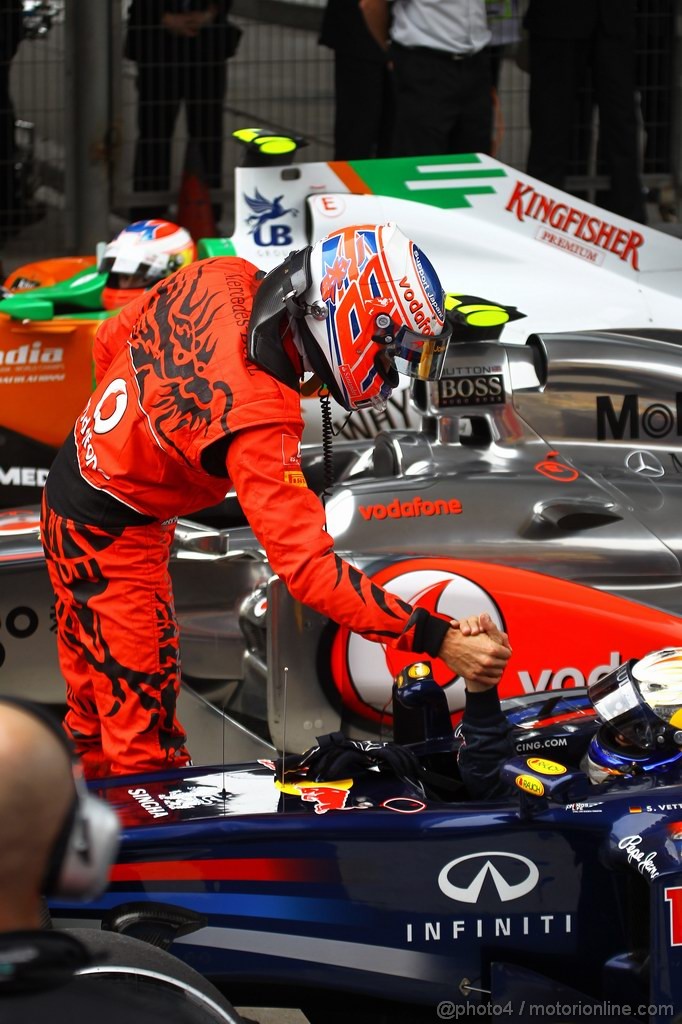 GP CINA, 16.04.2011- Qualifiche, Jenson Button (GBR), McLaren  Mercedes, MP4-26 secondo e Sebastian Vettel (GER), Red Bull Racing, RB7 pole position 