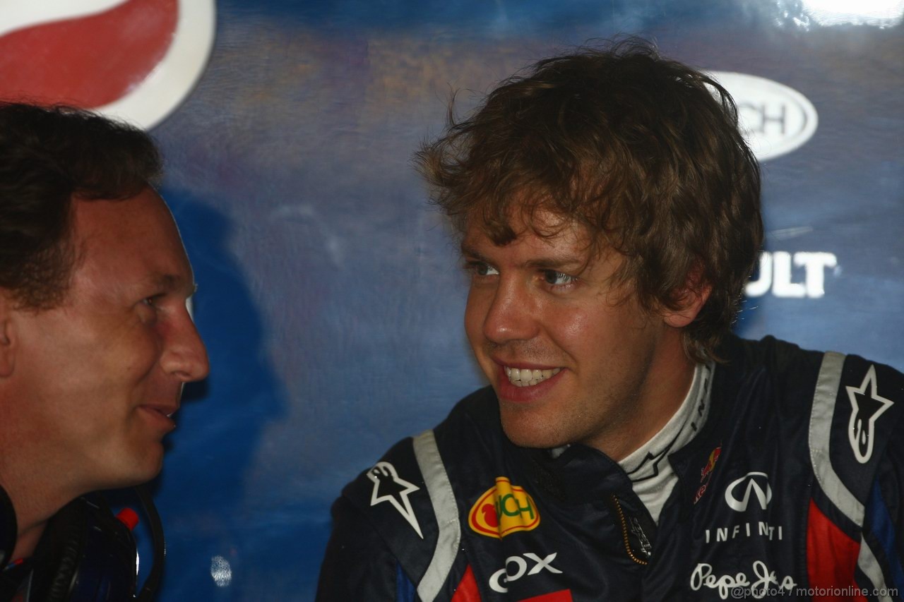 GP CINA, 15.04.2011- Sebastian Vettel (GER), Red Bull Racing, RB7 e Christian Horner (GBR), Red Bull Racing, Sporting Director 